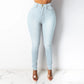 Femme portant jeggings noirs avec blouse blanche