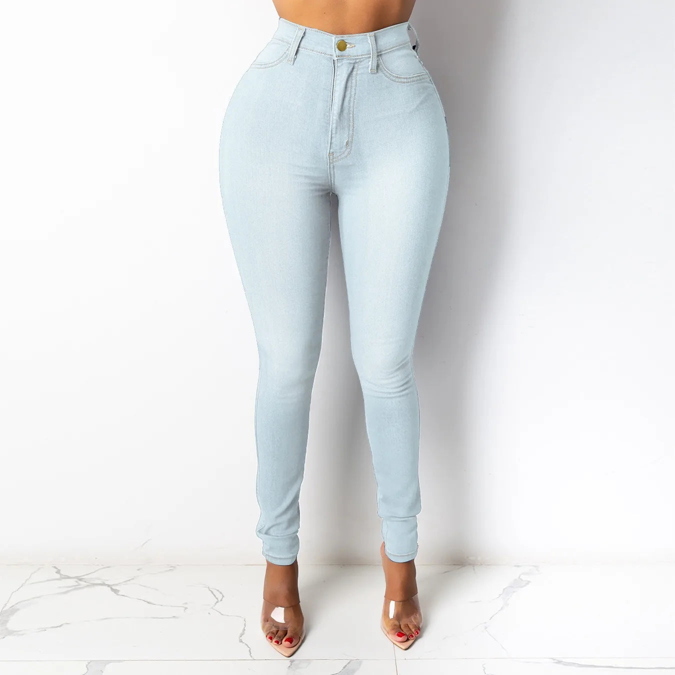 Femme portant jeggings noirs avec blouse blanche