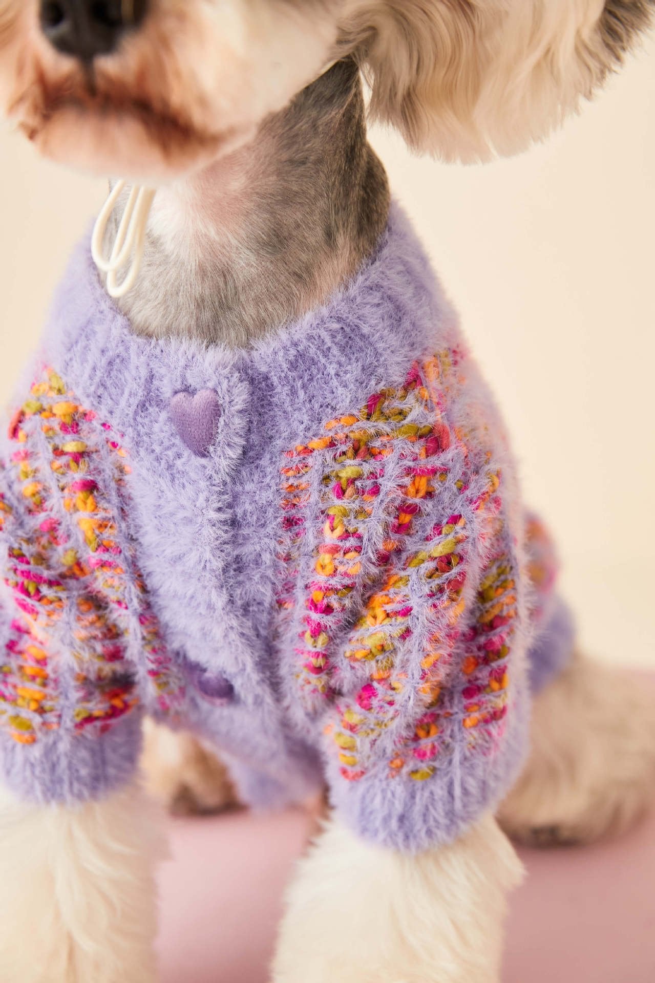 Vue de côté du pull en fleece sur un chien
