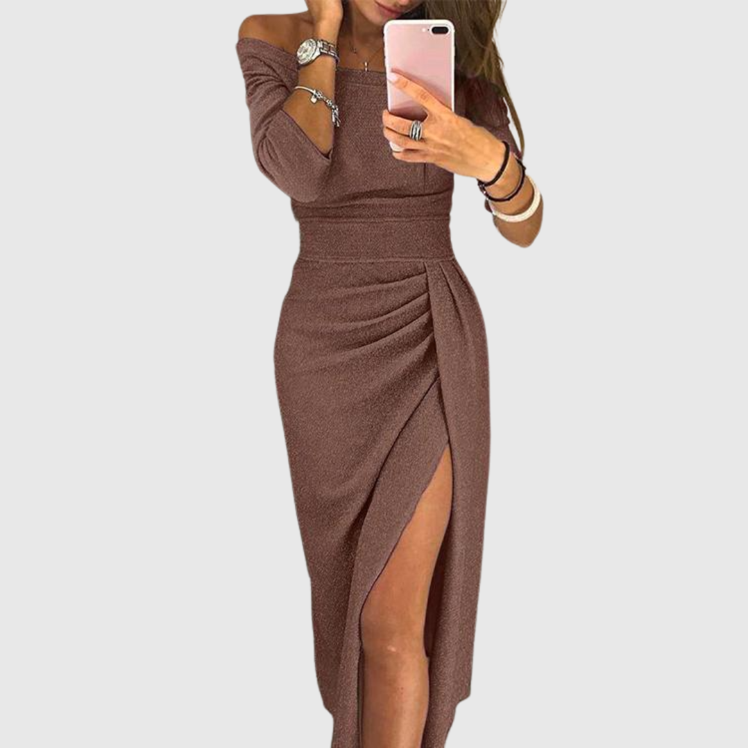 Robe noire fluide mettant en valeur la taille
