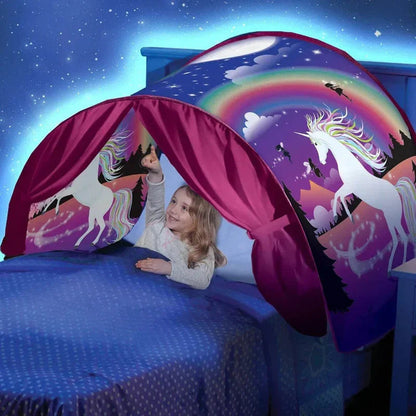 Enfant jouant sous une tente de lit magique en polyester