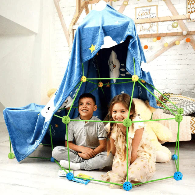 Enfants construisant un fort avec des pièces en plastique colorées