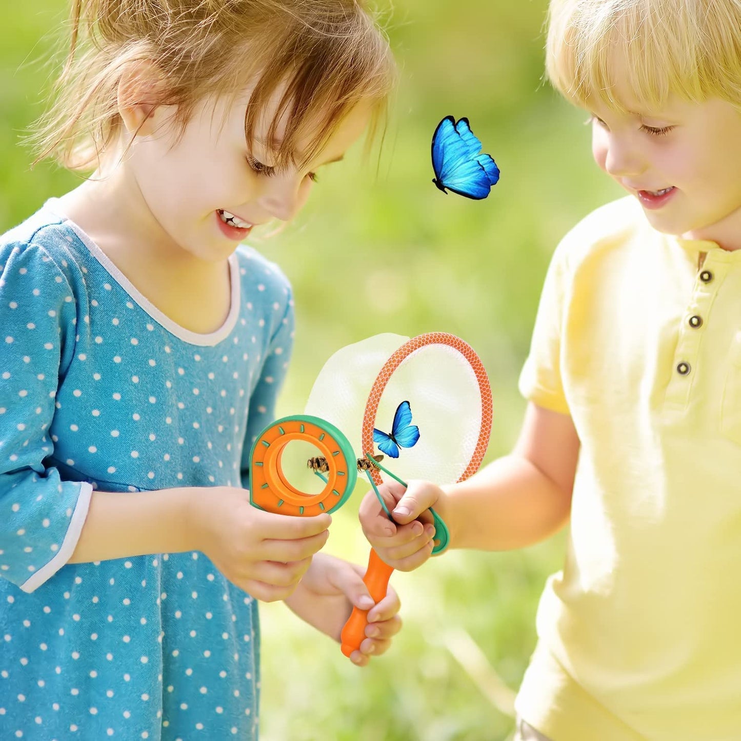 Enfant observant des insectes avec une loupe et un terrarium