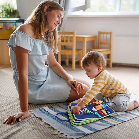 Livre Montessori fermé, montrant sa couverture en tissu coloré