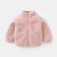 Vue arrière du manteau en peluche, capuche incluse