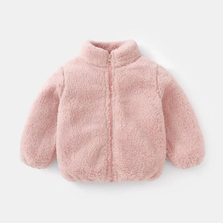 Vue arrière du manteau en peluche, capuche incluse