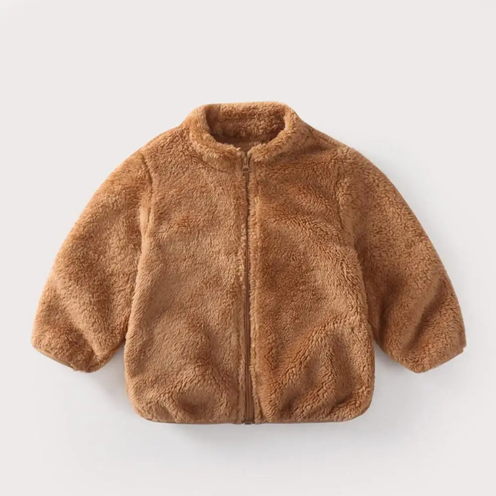 Manteau en peluche suspendu, montrant la doublure intérieure