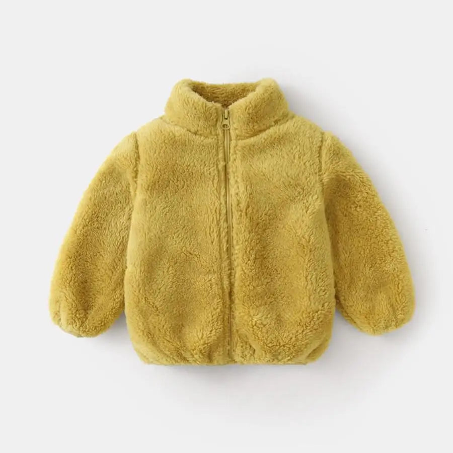 Gros plan sur les poches du manteau en peluche