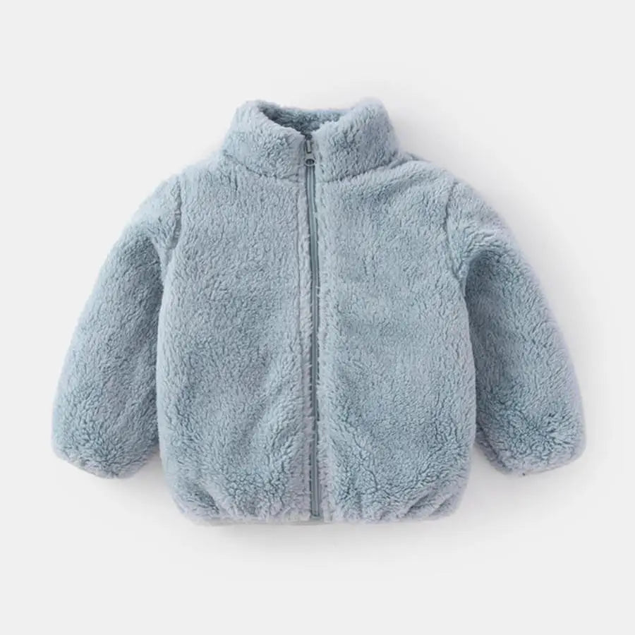 Enfant portant un manteau chaud en peluche, vue de face