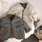 Enfant portant la veste plaid, extérieur automnal