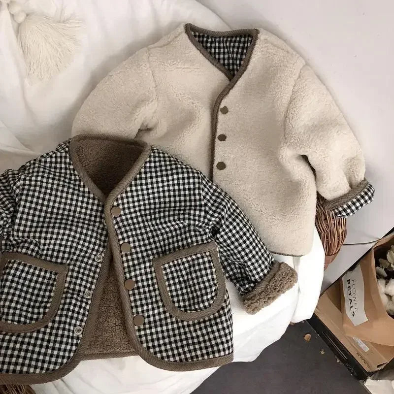 Enfant portant la veste plaid, extérieur automnal