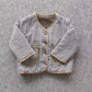 Détail du motif à carreaux sur la veste enfant
