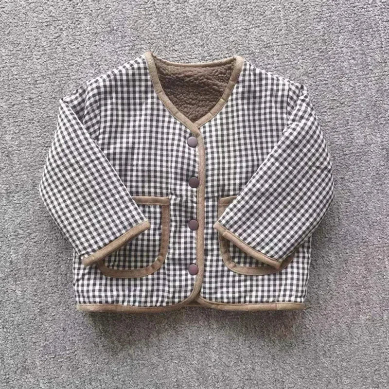 Détail du motif à carreaux sur la veste enfant