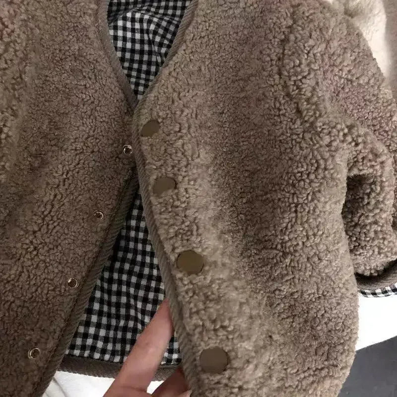 Gros plan sur la texture peluche de la veste
