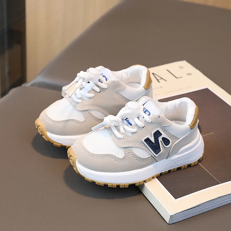 Vue de dessus des baskets enfant avec système de laçage sécurisé