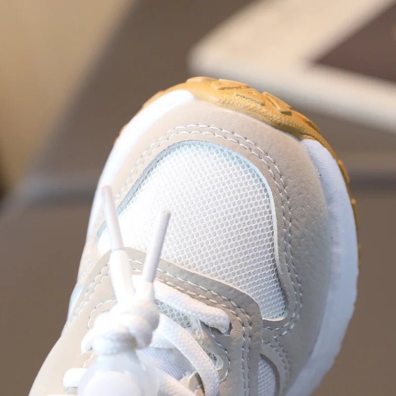 Vue latérale de baskets légères pour enfants avec semelle anti-dérapante