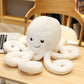 Peluche octopus sur un tapis coloré dans une chambre
