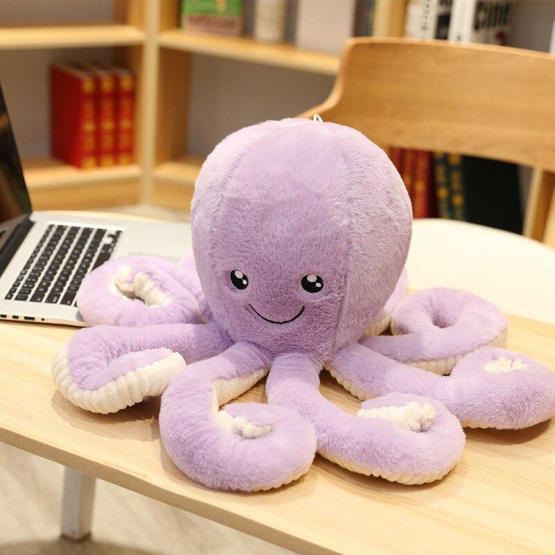 Octopus en peluche montrant sa texture douce et câline