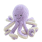 Vue de côté de la peluche octopus sur une étagère