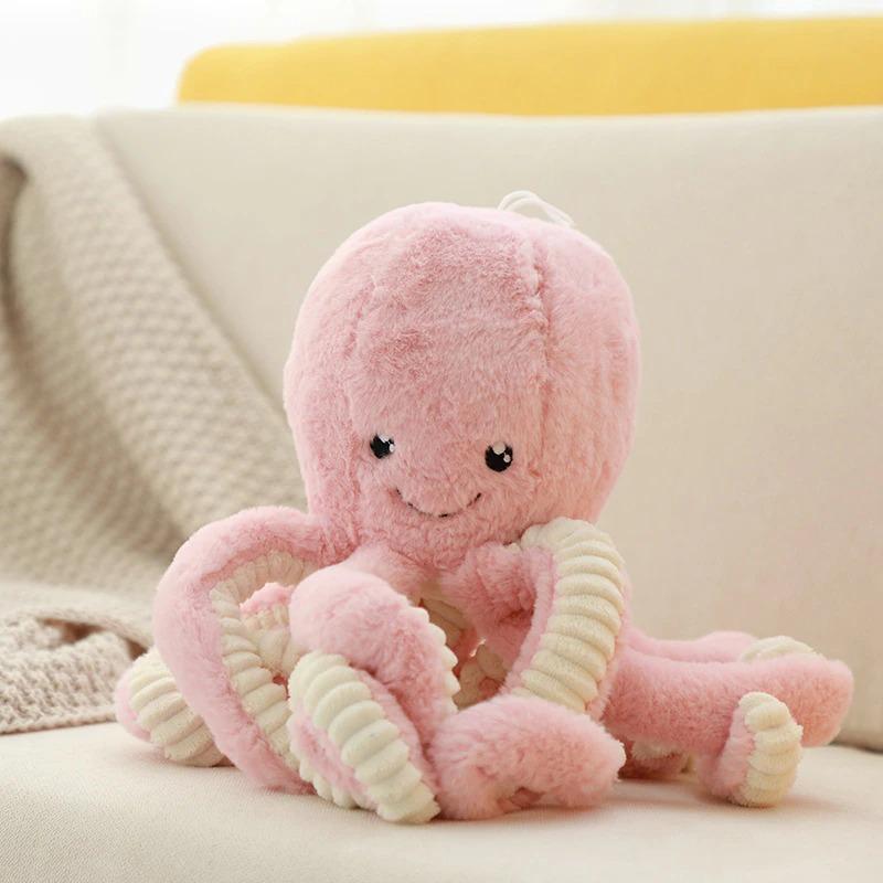 Enfant tenant la peluche octopus dans ses bras