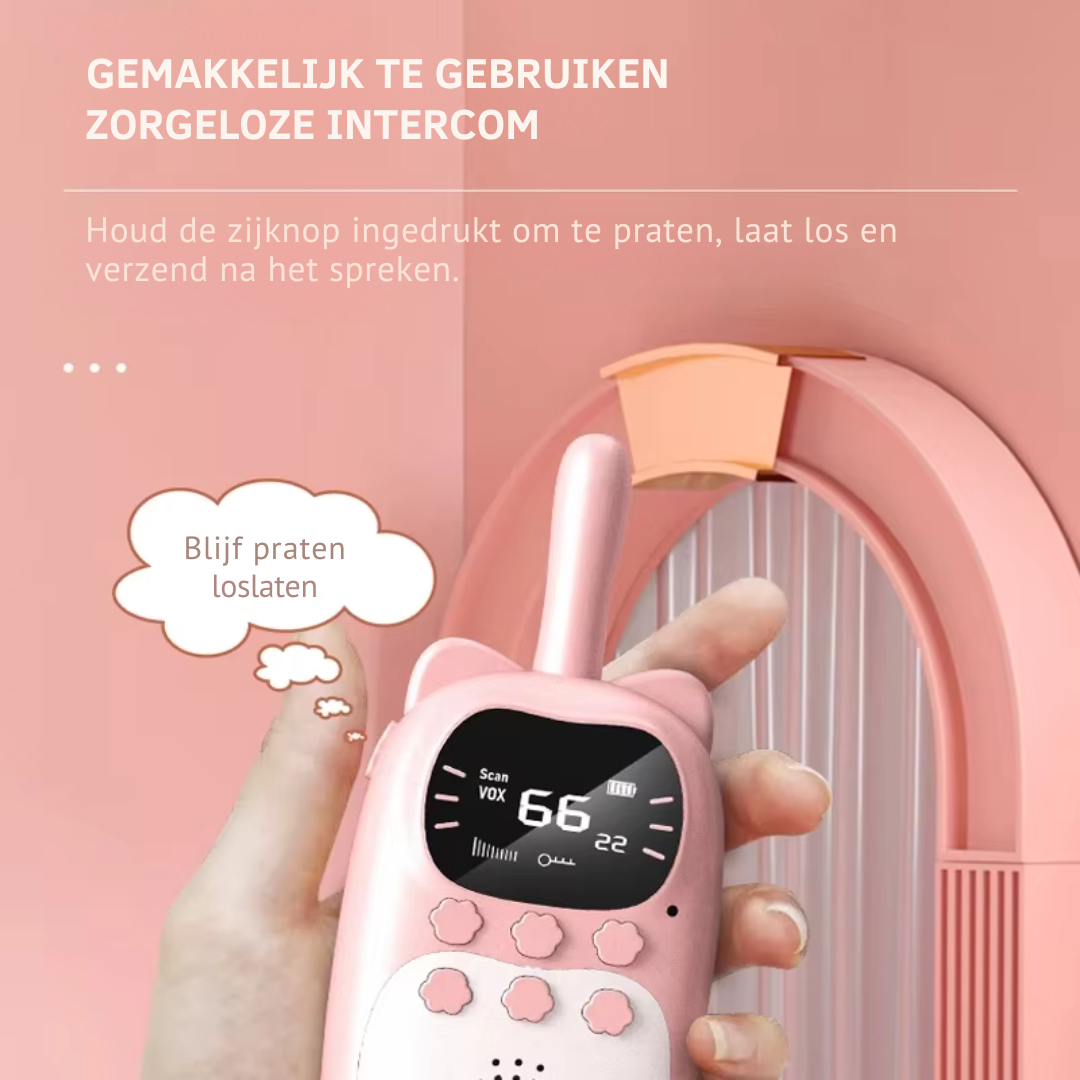 Enfant tenant un talkie-walkie dans un parc verdoyant