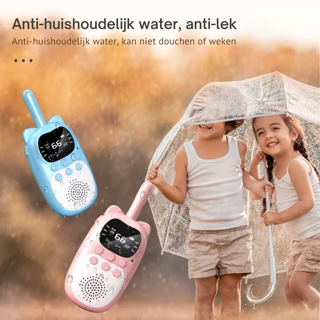Deux talkies-walkies colorés posés sur une table en bois
