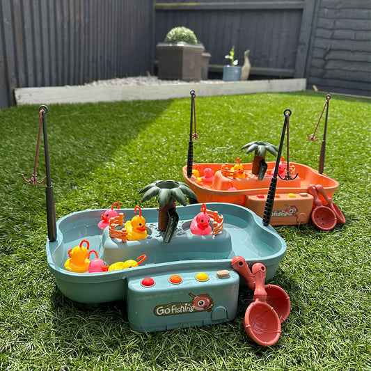 Enfant utilisant une canne à pêche pour attraper un canard