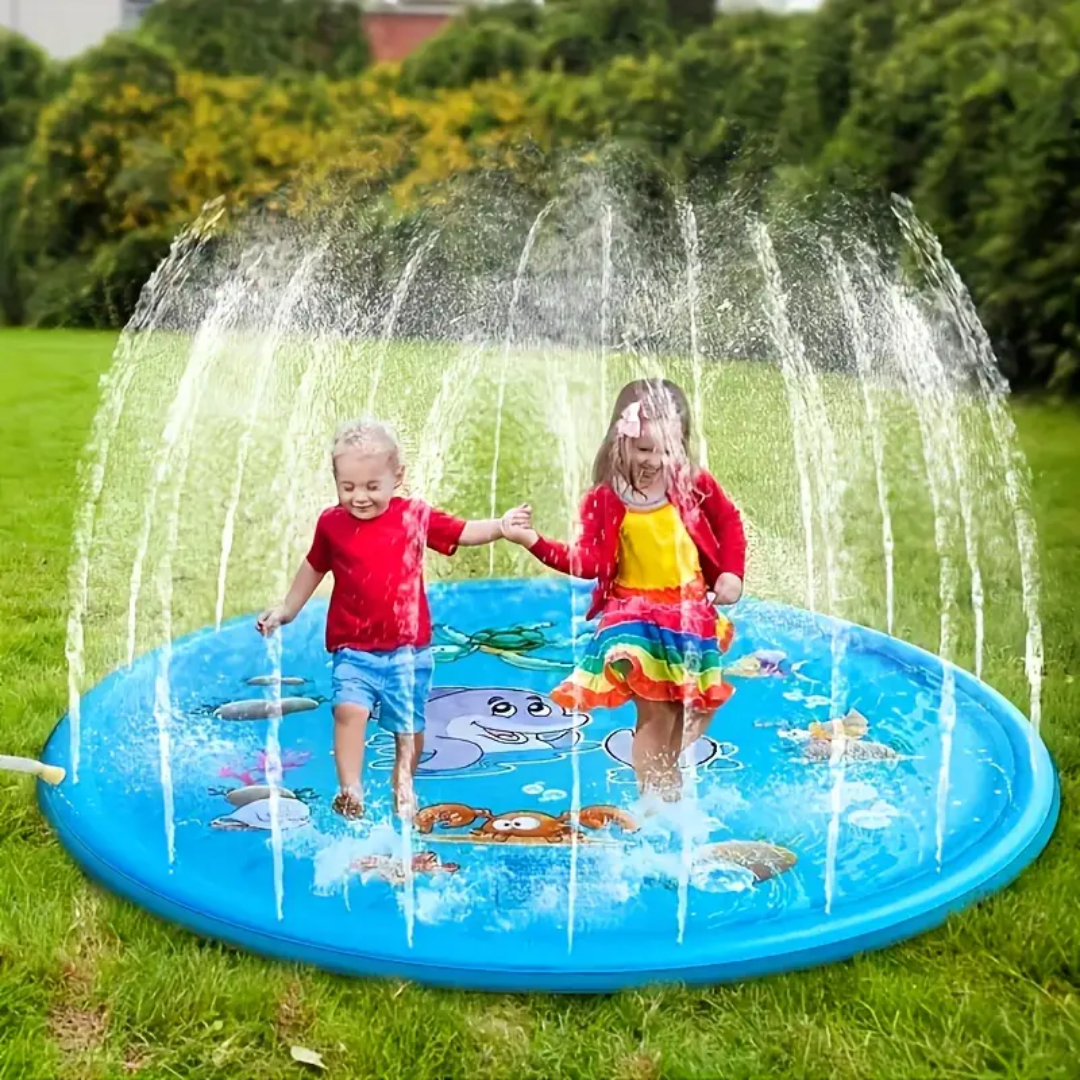 Enfants jouant sur un tapis aquatique avec jets d'eau