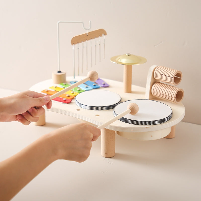 Vue rapprochée des instruments en bois sur la table musicale