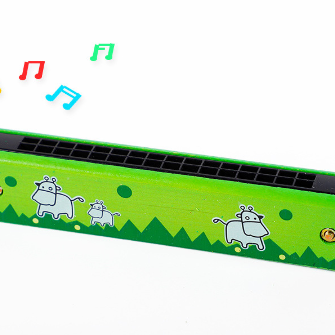Enfant soufflant dans un harmonica en plein air