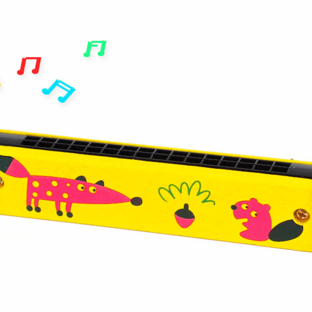 Enfant découvrant la musique avec un harmonica