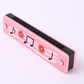 Harmonica enfant dans une main d'enfant