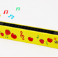 Gros plan sur les trous de l'harmonica enfant