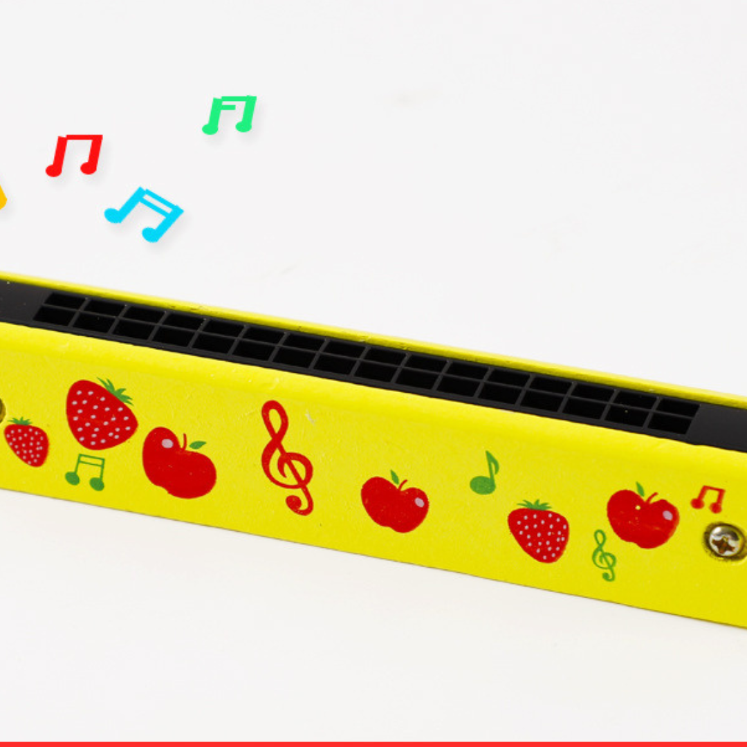 Gros plan sur les trous de l'harmonica enfant