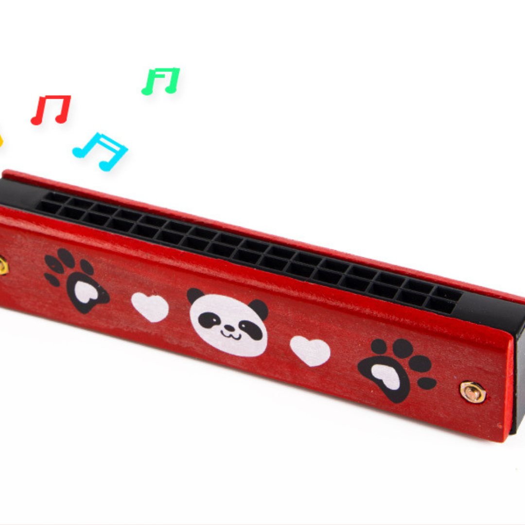 Enfant souriant tenant un harmonica en main