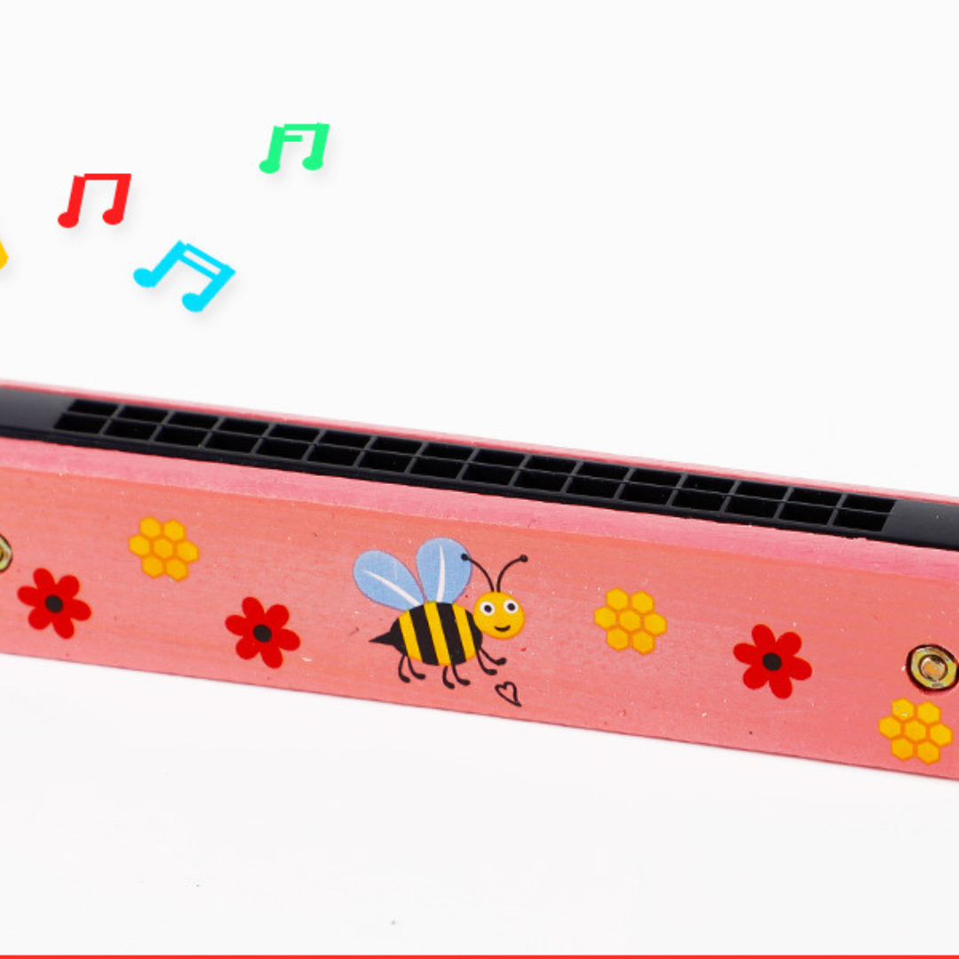 Harmonica enfant posé sur une table en bois