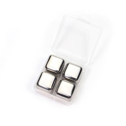 Cubes métalliques posés à côté d'un verre de vin
