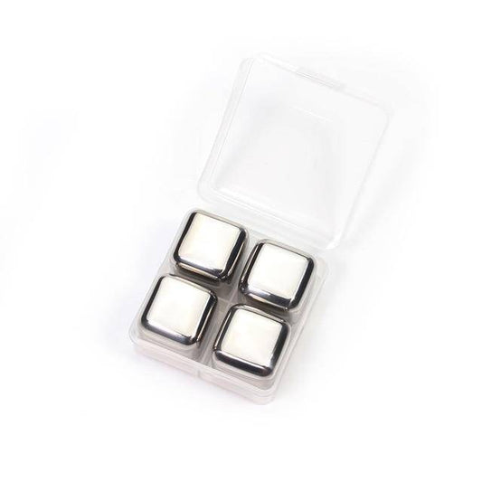 Cubes métalliques posés à côté d'un verre de vin