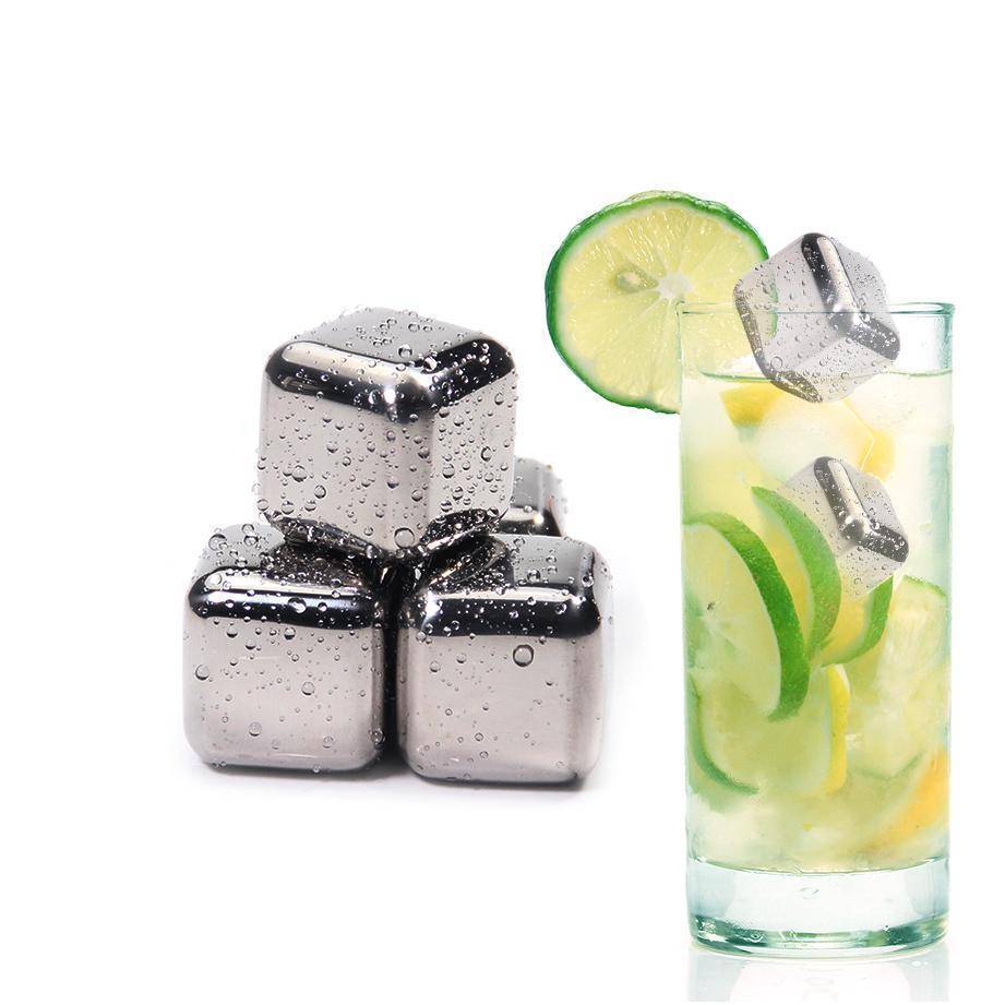 Cubes à glace en inox dans un verre de whisky