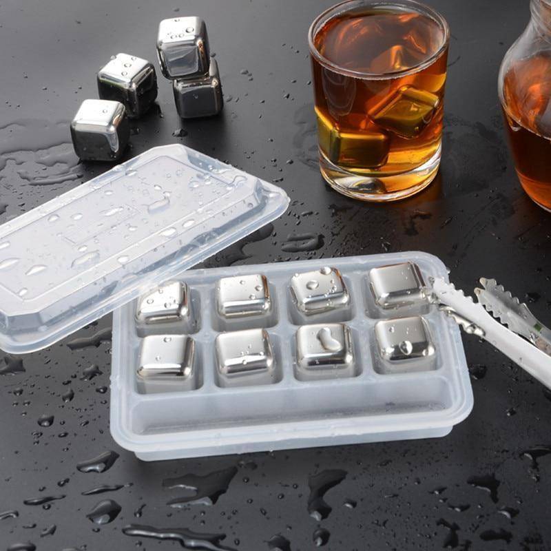 Cubes réutilisables en inox sur fond blanc