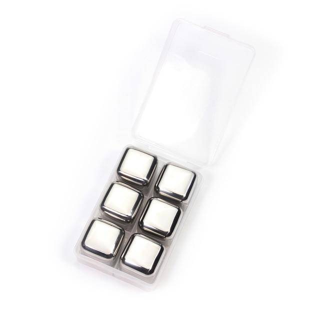 Cubes à glace en métal avec gouttes de condensation