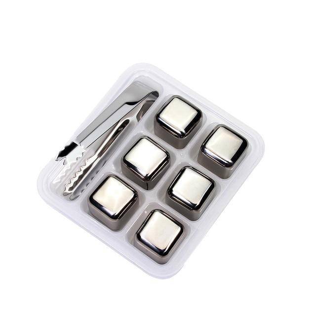 Cubes en acier inoxydable alignés sur une table