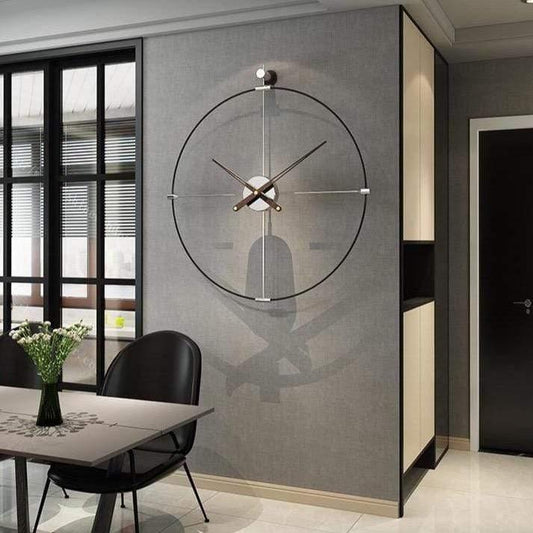 Horloge élégante dans un intérieur contemporain spacieux