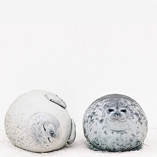 Phoque en peluche posé sur un canapé gris