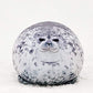 Phoque en peluche rond sur une couverture moelleuse