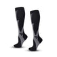 Chaussettes de compression enroulées montrant leur élasticité