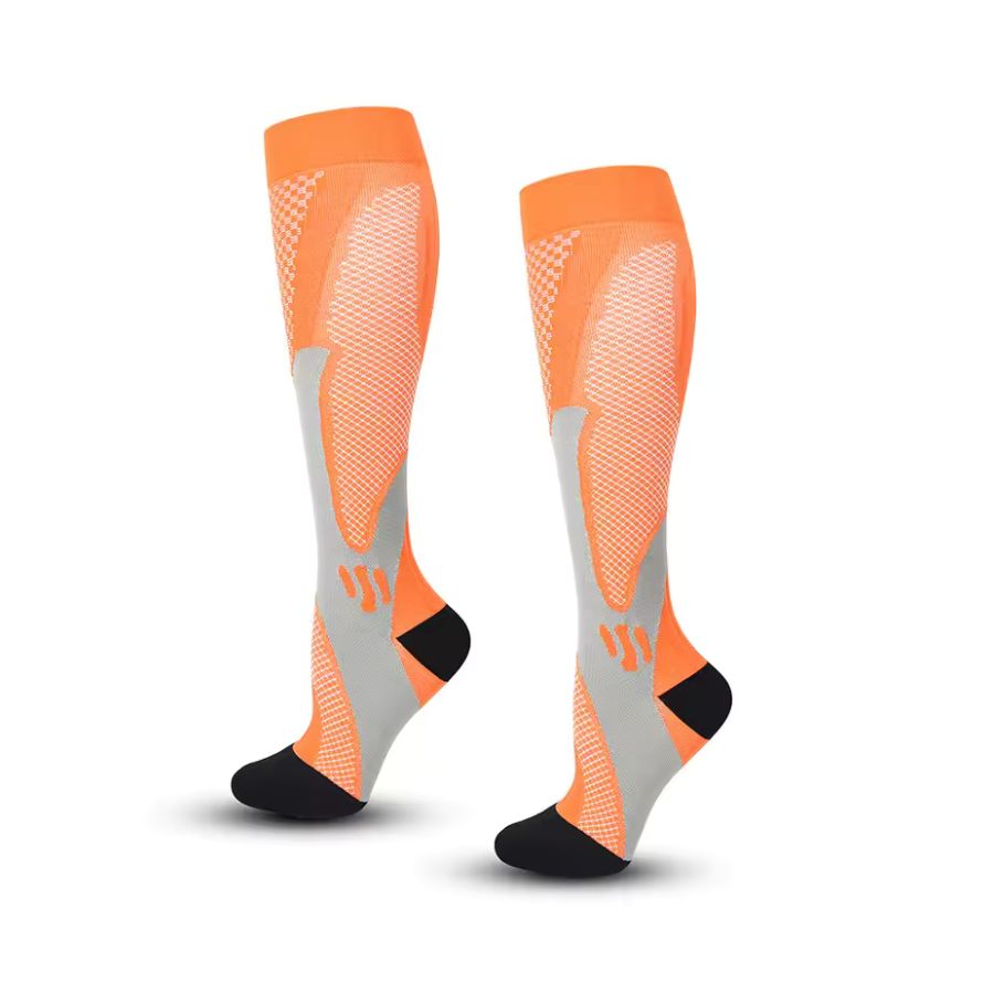 Chaussettes de compression pliées sur une surface blanche