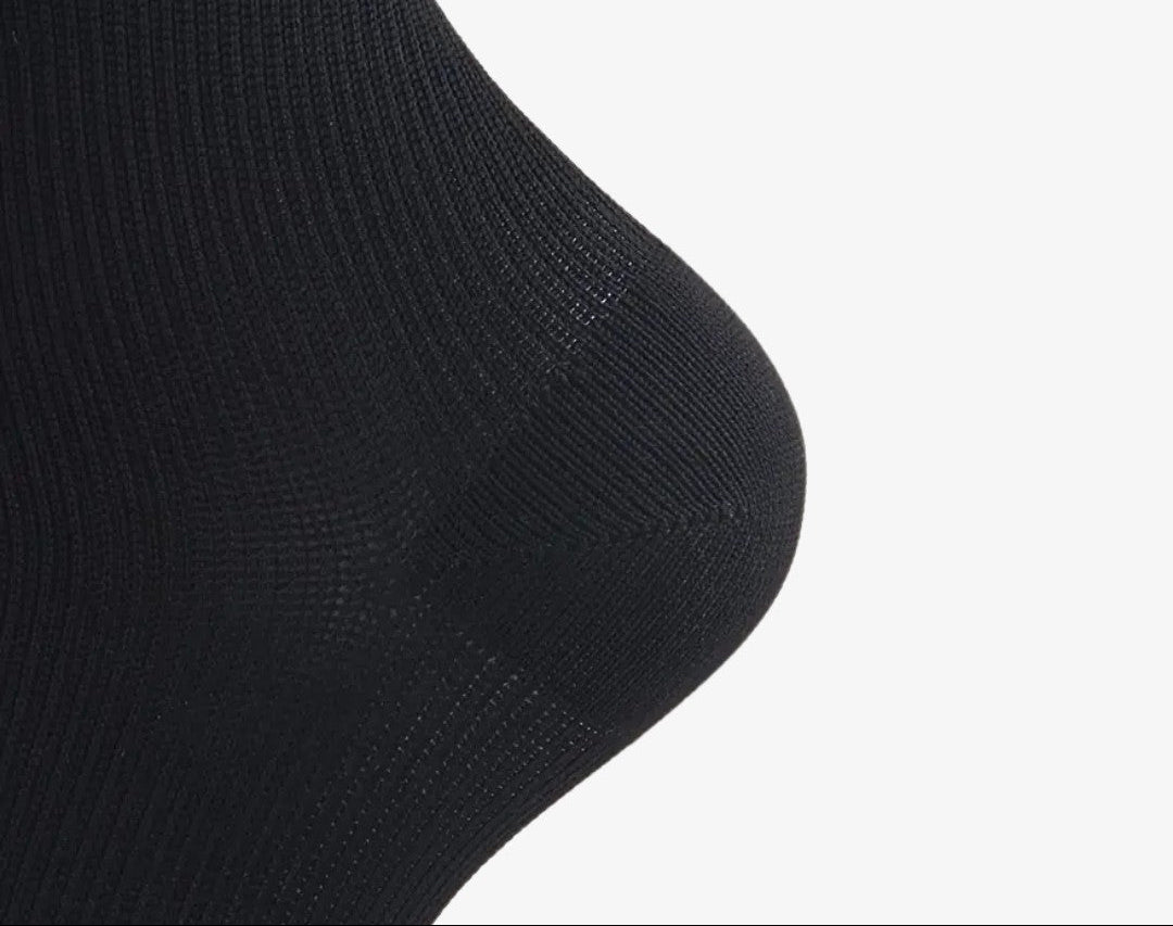 Gros plan sur la texture respirante des chaussettes