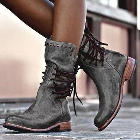 Bottes mi-mollet marron sur fond blanc, vue latérale