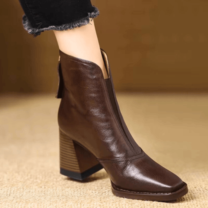 Bottines sur fond neutre, soulignant la stabilité du talon